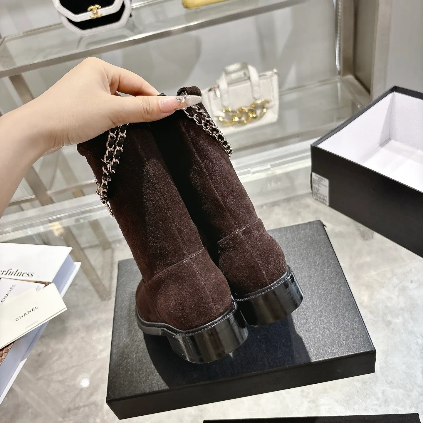 👟👟Ex-factory price 580👟👟 (Top version) CHANEL Chanel* Xiaoxiang new autumn and winter letter knight boots. This knight boot is really a representative of handsome fashion. The boots are embellished with Chanel letters, low-key yet luxurious! Simple, fashionable, individual and grand! The natural and smooth beauty has a beauty that is stunning in time. You should also show off your long legs in winter ~ Upper: imported calfskin Lining: water-dyed cowhide lining Heel height: about 3cm Size: 35-39 (40, 41 customization is not returnable)